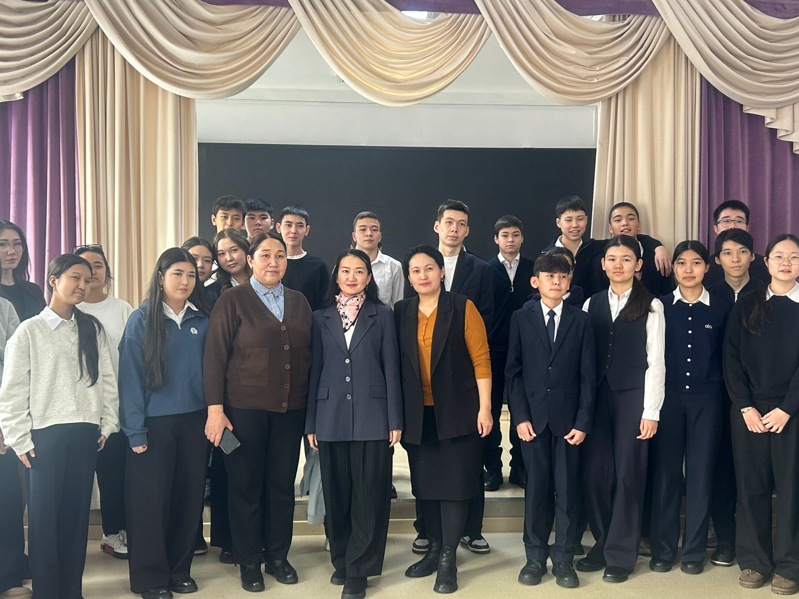 Алматыдағы №81 мектеп-гимназиясында «Кәсіби бағдар – сапалы білімге жол!» атты кәсіби бағыт-бағдар беру іс-шарасы өтті